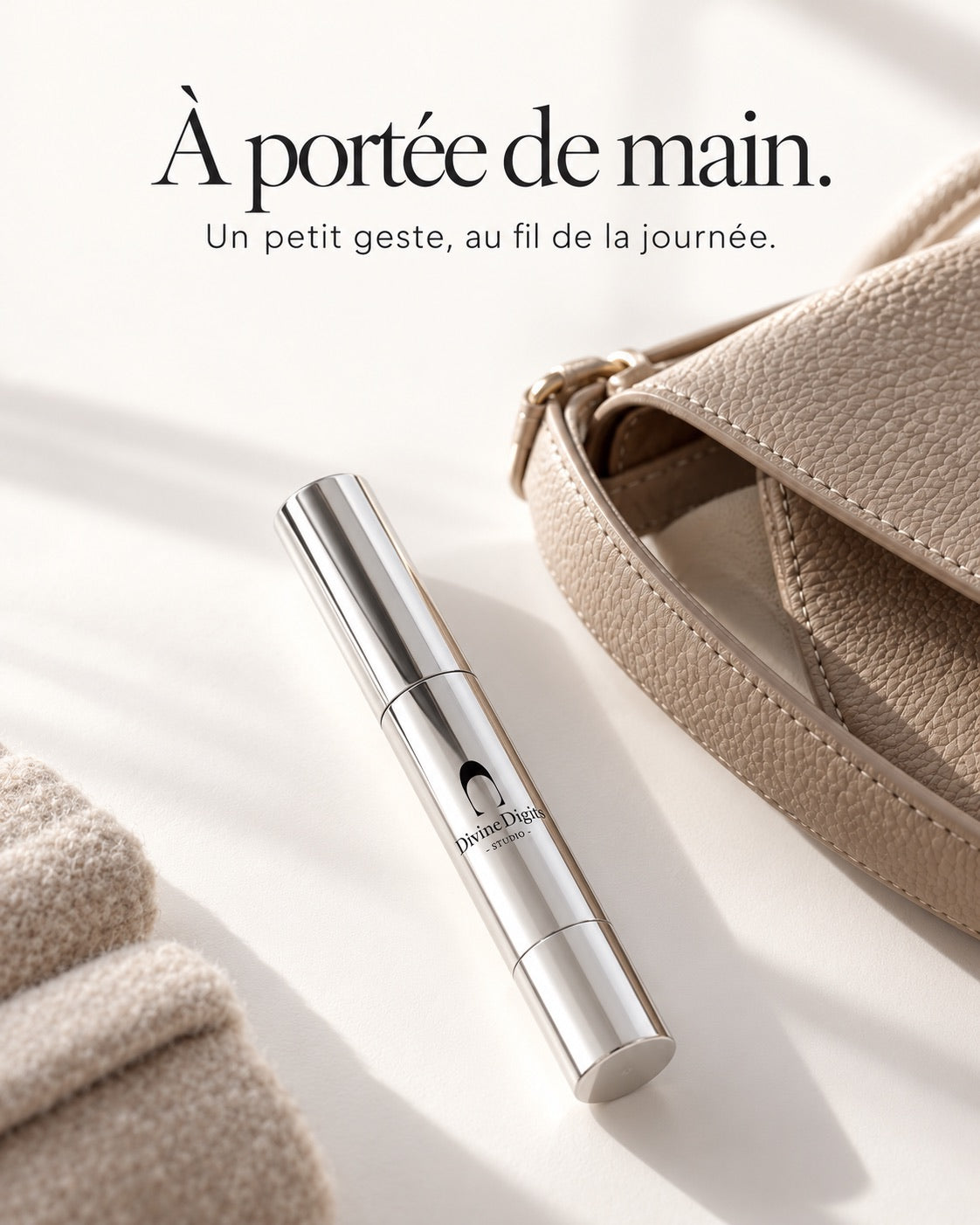 Stylo argenté près d’un sac à main