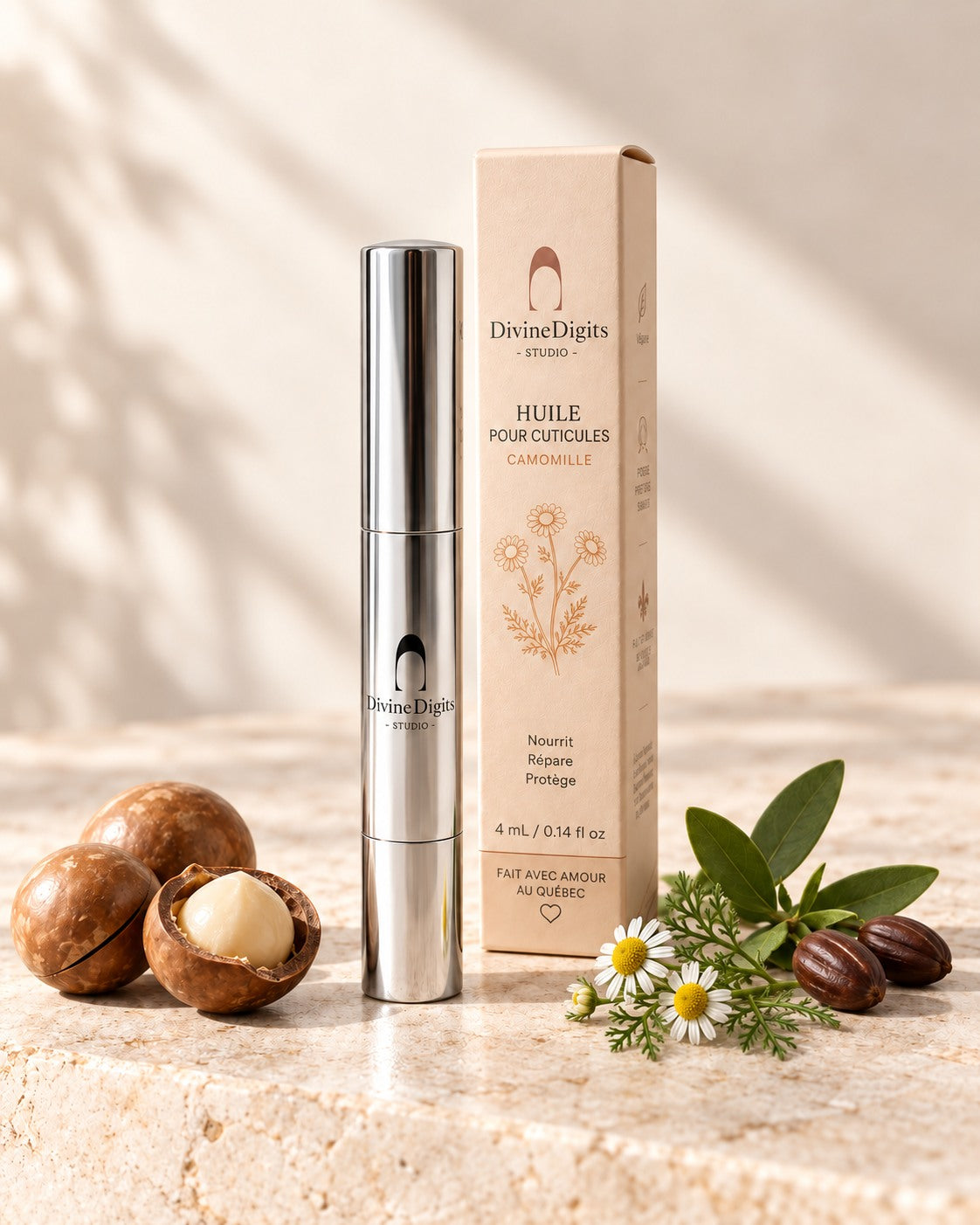 Stylo argenté Camomille avec noix de macadamia, graines de jojoba et fleurs de camomille romaine