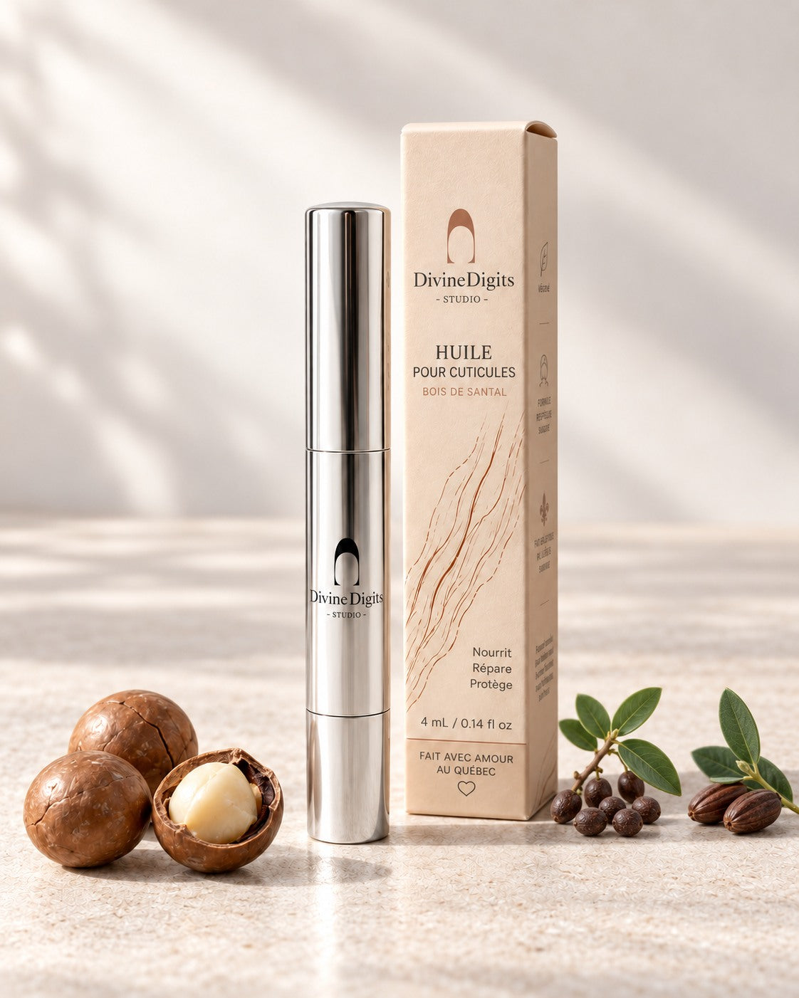 Stylo argenté Bois de santal avec noix de macadamia, graines de jojoba et représentation de graines de santal